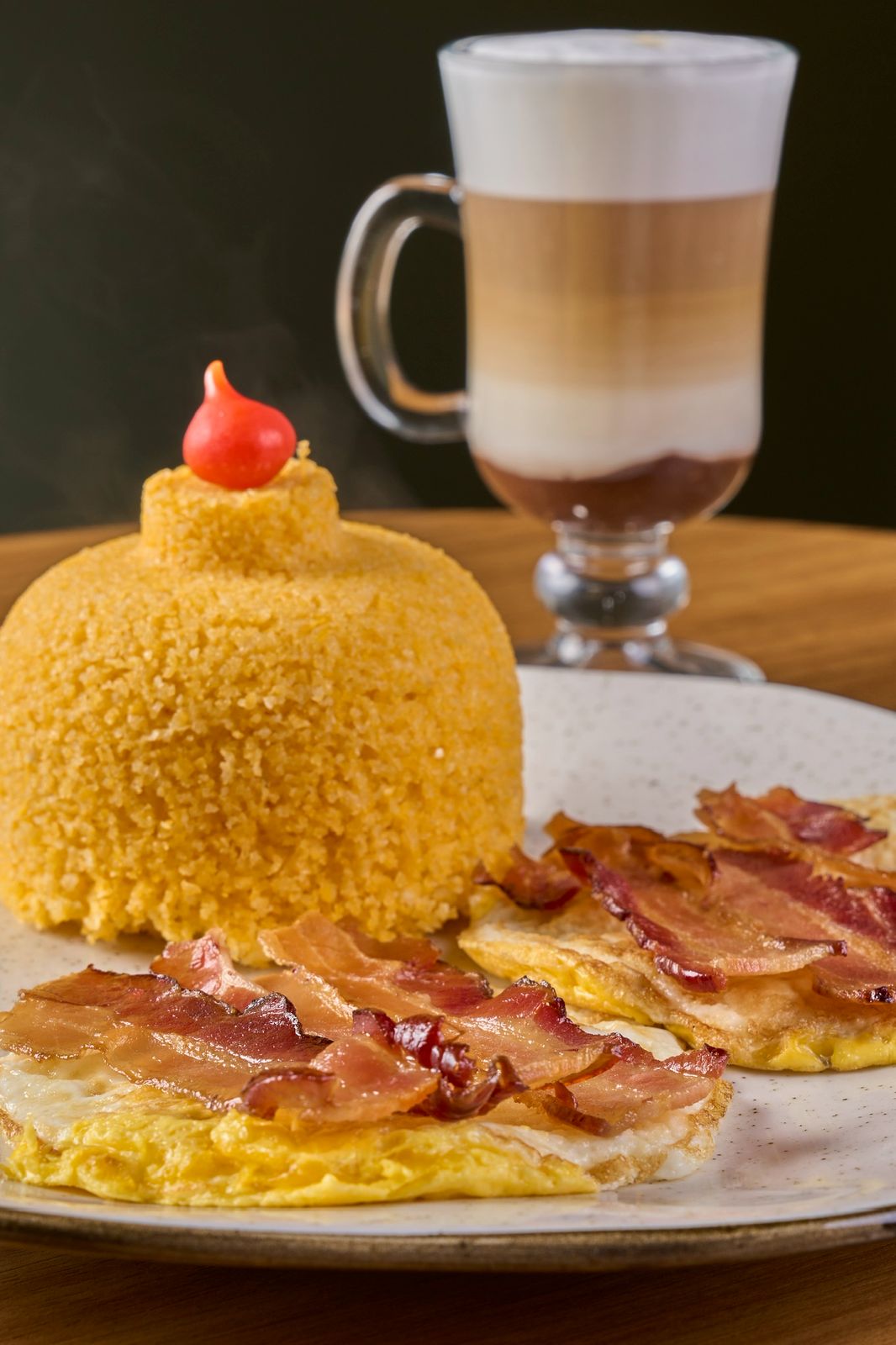 Cuscuz, ovos, bacon e mocha